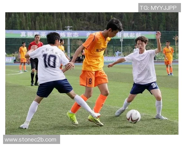 在绿茵场上尽情挥洒汗水的青春岁月与足球梦想